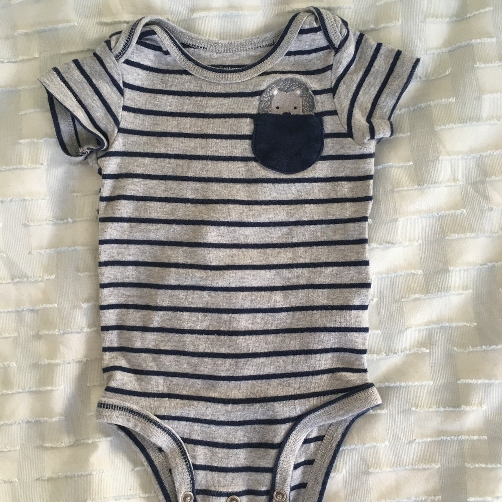 Gray and navy striped onesie with lion pocket, 9M